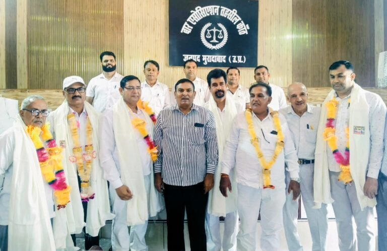 कांठ के तहसील बार सभागार में हुआ यात्रा से लौटे अधिवक्ताओं का सम्मान