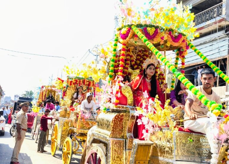 कांठ में धूमधाम से निकाली भव्य विशाल कलश शोभायात्रा, झांकियां ने किया मंत्र मुग्ध