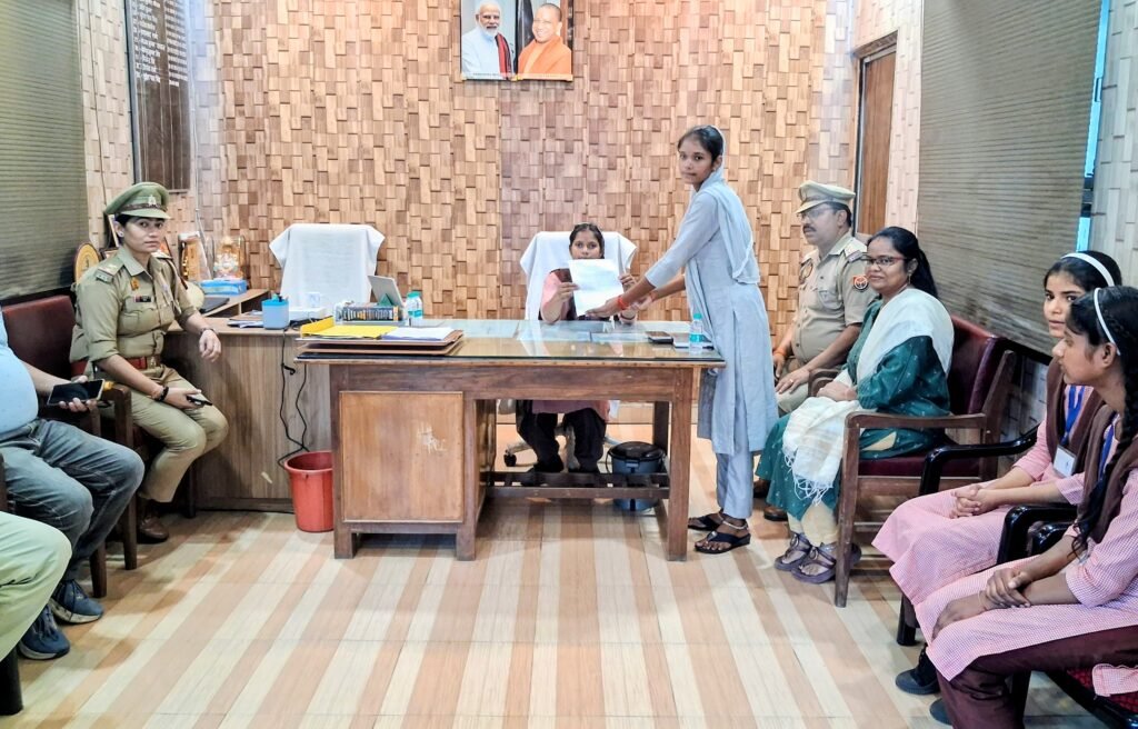 कांठ में दिव्यांग छात्रा तनु बनी एक दिन की थाना प्रभारी निरीक्षक - MORADABAD, उत्तर प्रदेश