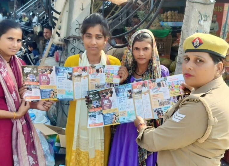 कांठ में मिशन शक्ति अभियान के अंतर्गत पुलिस ने महिलाओं, छात्राओं को किया जागरूक