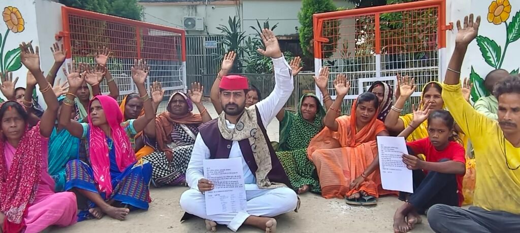 कीचड़युक्त सड़क से परेशान जनता के समर्थन में नगरपालिका कार्यालय का घेराव, सड़क एवं नाली निर्माण की मांग 1 कीचड़युक्त सड़क से परेशान जनता के समर्थन में नगरपालिका कार्यालय का घेराव, सड़क एवं नाली निर्माण की मांग - SONBHADRA, उत्तर प्रदेश