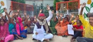 कीचड़युक्त सड़क से परेशान जनता के समर्थन में नगरपालिका कार्यालय का घेराव, सड़क एवं नाली निर्माण की मांग