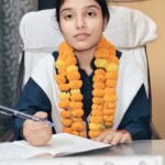 कांठ: टॉपर छात्रा कनक सिंह बनीं एक दिन की वित्त एवं लेखा अधिकारी