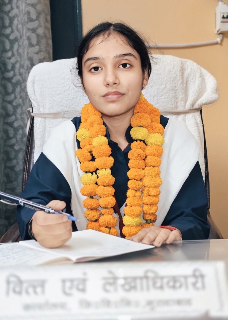 कांठ: टॉपर छात्रा कनक सिंह बनीं एक दिन की वित्त एवं लेखा अधिकारी