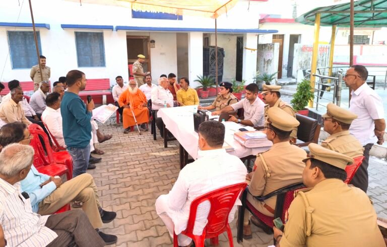 कांठ: मिलजुल कर मनाएं सभी त्योहार, शांति समिति की बैठक में की अपील