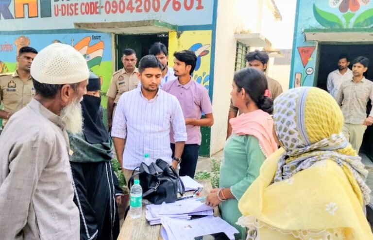 विशेष बूथ दिवस पर कांठ के 455 बूथों पर नए मतदाता बनाने का चला अभियान
