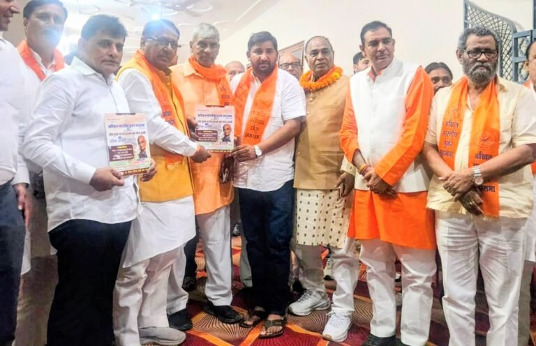 समारोह के लिए जिलाध्यक्ष नितिन गुर्जर को दिया निमंत्रण-पत्र