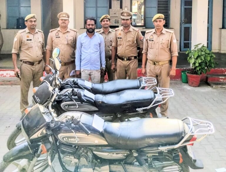 कांठ: पुलिस मिली सफलता, चोरी की तीन बाइकों समेत आरोपी को किया गिरफ्तार
