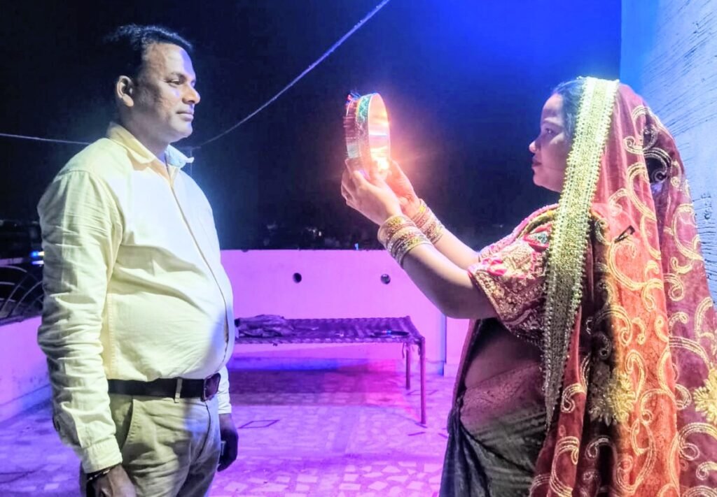 कांठ: करवा चौथ पर सुहागिनों ने रखा निर्जला व्रत, बाजारों में रही रौनक 1 करवा चौथ पर सुहागिनों ने रखा निर्जला व्रत, बाजारों में रही रौनक - MORADABAD, उत्तर प्रदेश