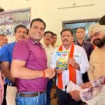 उपमुख्यमंत्री विजय शर्मा से मिले लेखक रूपेश श्रीवास्तव, अपनी पुस्तक ‘99 से 100 डिग्री तक’ भेंट कर लिया आशीर्वाद