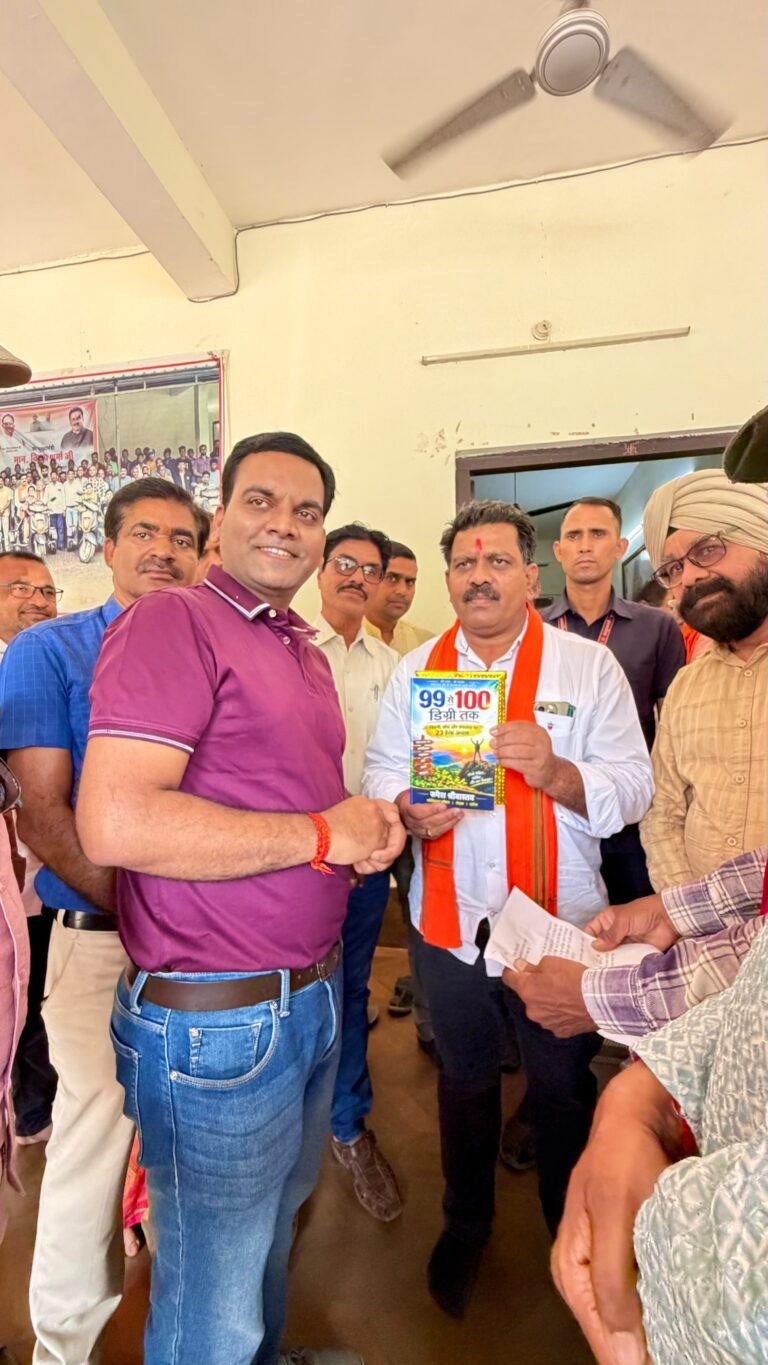 उपमुख्यमंत्री विजय शर्मा से मिले लेखक रूपेश श्रीवास्तव, अपनी पुस्तक ‘99 से 100 डिग्री तक’ भेंट कर लिया आशीर्वाद
