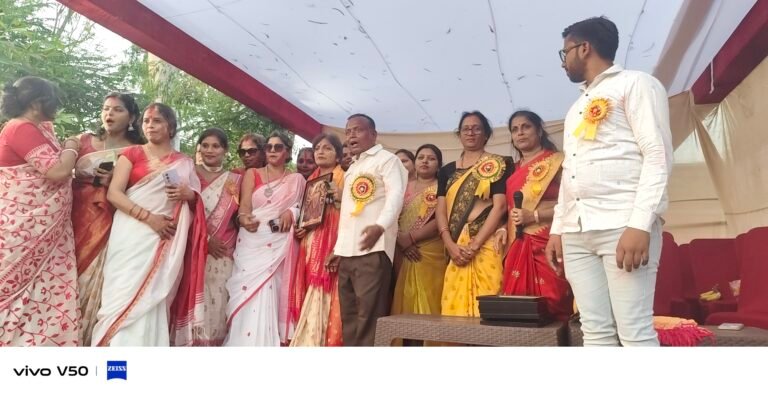 झूसी व्यापार मंडल टीम द्वारा झूसी में भंडारा आयोजित किया गया