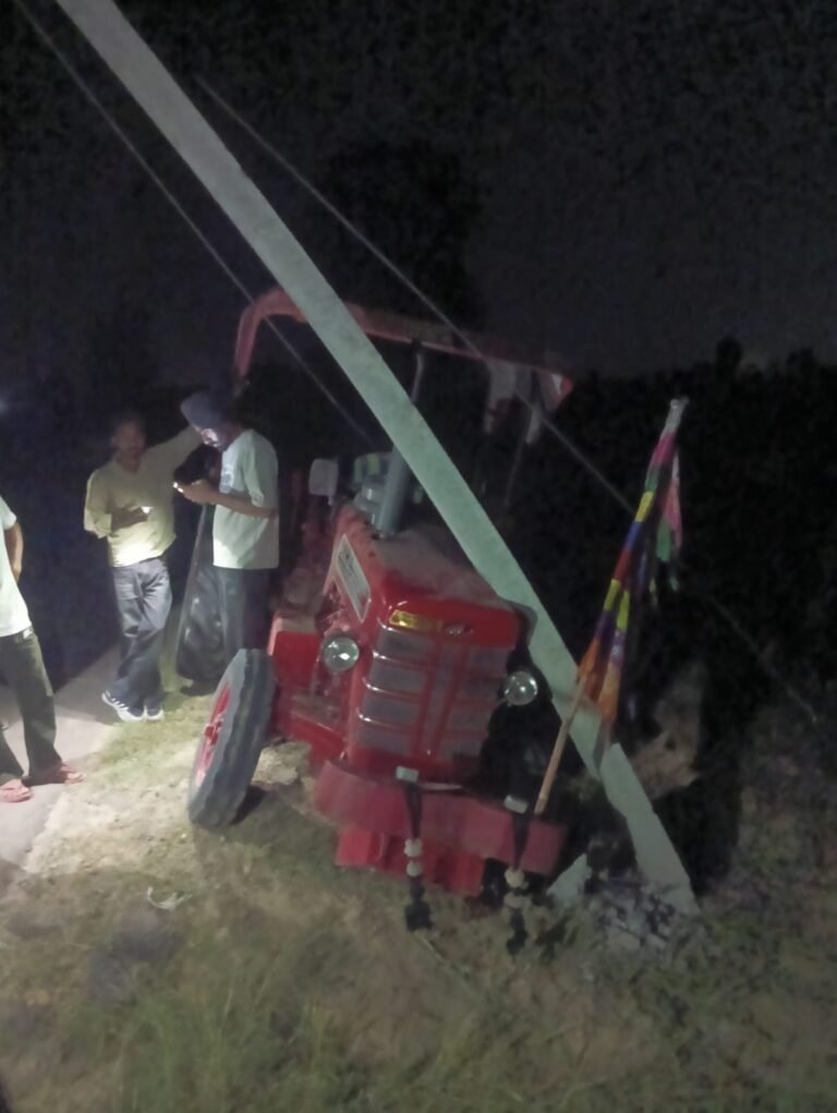 ट्रैक्टर की टक्कर से 11 केवी बिजली पोल टूटा, ग्रामीण परेशान