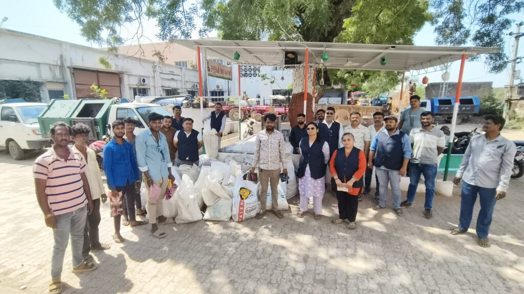 रापर शहर में स्वच्छता अभियान के तहत नगर पालिका की सख्त कार्रवाई प्रतिबंधित प्लास्टिक का उपयोग करने वाले व्यापारियों से वसूला ₹60 हजार जुर्माना, 265 किलो प्लास्टिक जब्त - KACHCHH, गुजरात