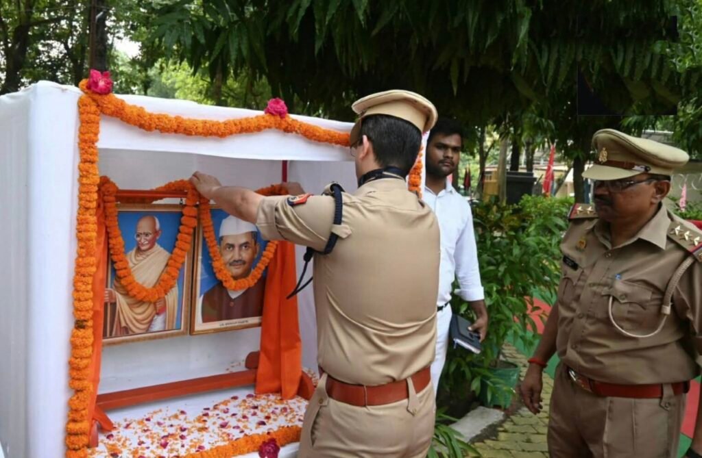 पुलिस अधीक्षक शक्ति मोहन अवस्थी ने महात्मा गांधी एवं लालबहादुर शास्त्री जी दोनों महापुरुषों के चित्र पर माल्यार्पण कर श्रद्धांजलि अर्पित की 1 पुलिस अधीक्षक शक्ति मोहन अवस्थी ने महात्मा गांधी एवं लालबहादुर शास्त्री जी दोनों महापुरुषों के चित्र पर माल्यार्पण कर श्रद्धांजलि अर्पित की - MAHRAJGANJ, उत्तर प्रदेश