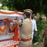 पुलिस अधीक्षक शक्ति मोहन अवस्थी ने महात्मा गांधी एवं लालबहादुर शास्त्री जी दोनों महापुरुषों के चित्र पर माल्यार्पण कर श्रद्धांजलि अर्पित की