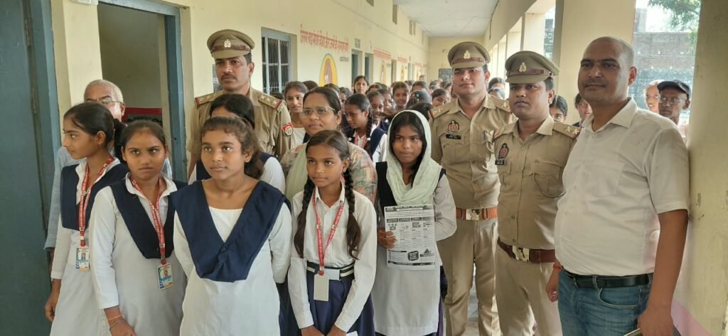 साईबर क्राईम की टीम ने देवलाली कन्या इंटर कालेज बासपार बैजोली महराजगंज में बच्चों को साईबर फ्राड के बारे जानकारी देकर किया जागरूक 1 साईबर क्राईम की टीम ने देवलाली कन्या इंटर कालेज बासपार बैजोली महराजगंज में बच्चों को साईबर फ्राड के बारे जानकारी देकर किया जागरूक - MAHRAJGANJ, उत्तर प्रदेश