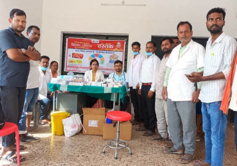 सोहगीबरवा क्षेत्र में बाढ़ के बाद हालात सामान्य करने के लिए जिला प्रशासन ने राहत एवं पुनर्स्थापना अभियान किया तेज