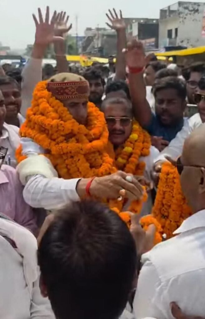 विवेका पांडेय- बजरंगी सिंह जिंदाबाद” के नारों से गूंज उठा फरेंदा कस्बा, कार्यकर्ताओं में दिखा जबरदस्त उत्साह पूर्व विधायक बजरंग बहादुर सिंह के नेतृत्व में हुआ स्वागत कार्यक्रम - MAHRAJGANJ, उत्तर प्रदेश