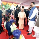 मुख्यमंत्री योगी आदित्यनाथ जी ने आज लखनऊ के बक्शी का तालाब तहसील क्षेत्र अंतर्गत ग्राम हरदा में बाढ़ प्रभावित परिवारों से मुलाकात की तथा राहत सामग्री वितरित की