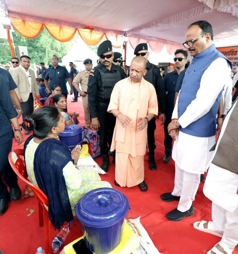 मुख्यमंत्री योगी आदित्यनाथ जी ने आज लखनऊ के बक्शी का तालाब तहसील क्षेत्र अंतर्गत ग्राम हरदा में बाढ़ प्रभावित परिवारों से मुलाकात की तथा राहत सामग्री वितरित की