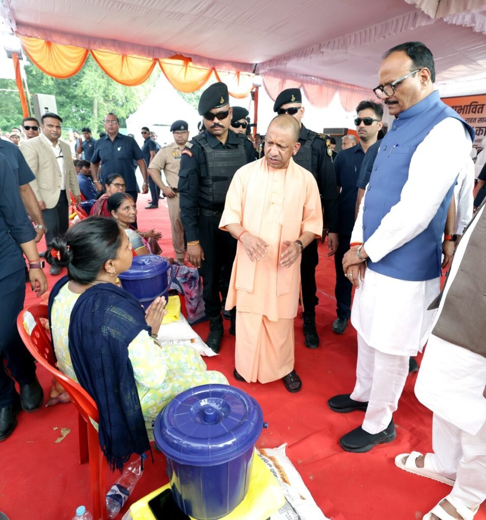 मुख्यमंत्री योगी आदित्यनाथ जी ने आज लखनऊ के बक्शी का तालाब तहसील क्षेत्र अंतर्गत ग्राम हरदा में बाढ़ प्रभावित परिवारों से मुलाकात की तथा राहत सामग्री वितरित की - MAHRAJGANJ, उत्तर प्रदेश