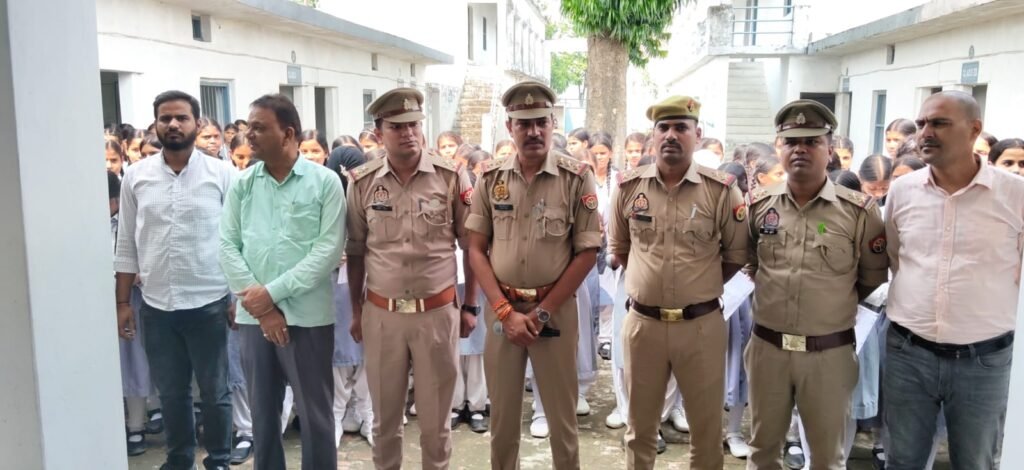 साईबर सेल के अधिकारी गण नेश्रीमती अनारकली देवी कन्या इंटर कॉलेज राजपुर श्यामदेउरवा महाराजगंज में साईबर क्राईम से बचने के उपायों के बारे में बच्चों को किया जागरूक - MAHRAJGANJ, उत्तर प्रदेश