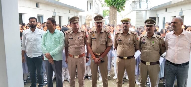 साईबर सेल के अधिकारी गण नेश्रीमती अनारकली देवी कन्या इंटर कॉलेज राजपुर श्यामदेउरवा महाराजगंज में साईबर क्राईम से बचने के उपायों के बारे में बच्चों को किया जागरूक
