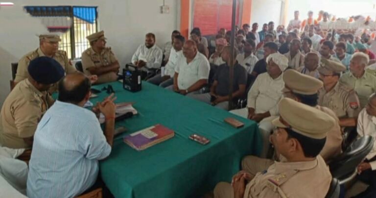 निचलौल व परसामलिक थाने में दुर्गा पूजा को लेकर पीस कमेटी की बैठक, शांति-सौहार्द बनाए रखने के निर्देश