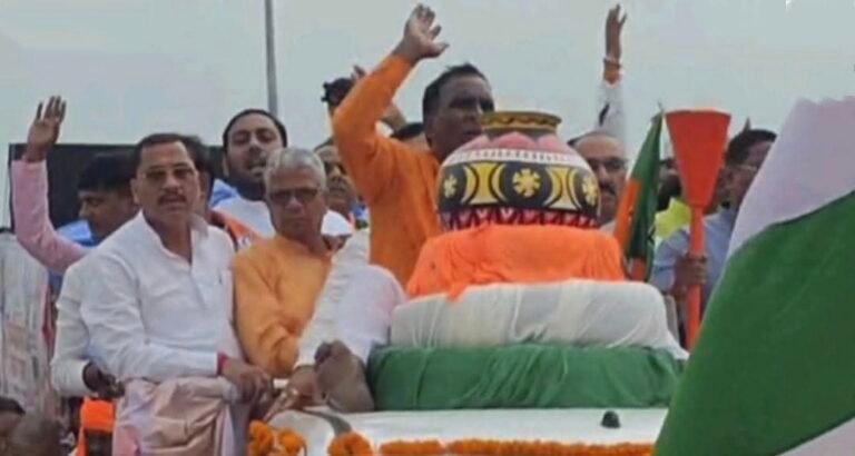 सेवा संकल्प अभियान के तहत विधानसभा फरेंदा क्षेत्र में पूर्व विधायक बजरंग बहादुर सिंह के नेतृत्व में किसान मोर्चा के प्रदेश मंत्री विवेका पांडेय के साथ निकलीभव्य सेवा ज्योति यात्रा