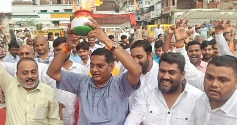 नवीन मंडी से निकली सेवा ज्योति यात्रा, सक्सेना तिराहे पर स्थापित किए गए सेवा ज्योति कलश