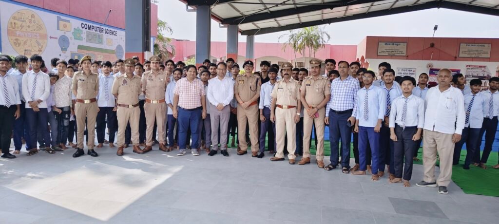 क्षेत्राधिकार महोदय श्री शशिमौलि पाण्डेय के अध्यक्षता में Investment and crypto Scams अन्य साईबर क्राईम से बचने हेतु उपायों के बारे में किया गया जागरूक - MAHRAJGANJ, उत्तर प्रदेश