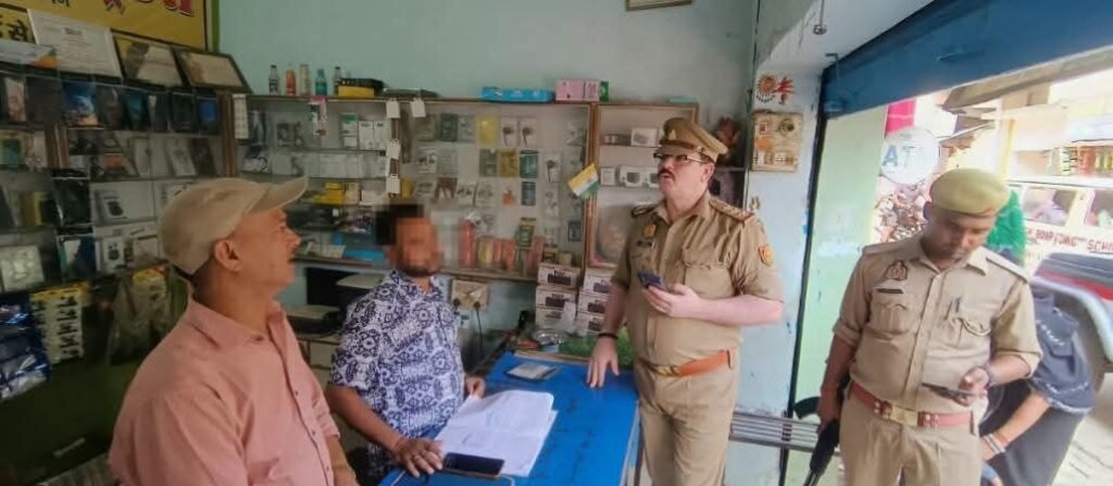 महराजगंज में साइबर फ्रॉड पर पुलिस का बड़ा अभियान, 366 CSC केंद्रों की सघन चेकिंग 1 महराजगंज में साइबर फ्रॉड पर पुलिस का बड़ा अभियान, 366 CSC केंद्रों की सघन चेकिंग - MAHRAJGANJ, उत्तर प्रदेश