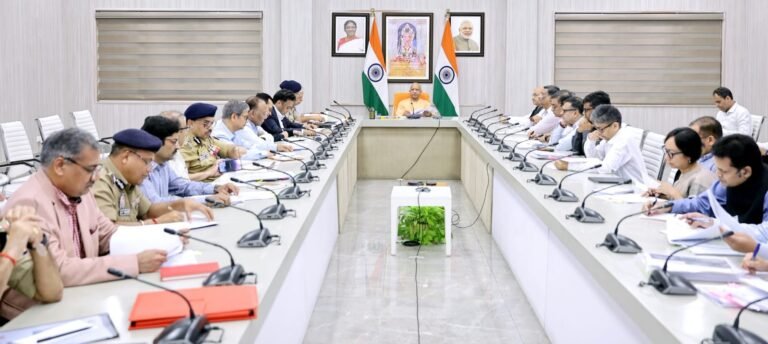 आगामी पर्व-त्योहारों की तैयारियों और जनहित से जुड़े विषयों की मुख्यमंत्री योगी आदित्यनाथ जी ने समीक्षा की
