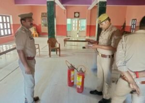 जनपद में अग्निकांड की घटनाओं पर अंकुश लगाने और अग्नि सुरक्षा मानकों का पालन सुनिश्चित करने के लिए महराजगंज पुलिस ने चलाया विशेष अभियान