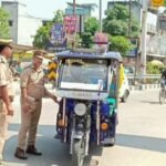 महराजगंज में नाबालिग ई-रिक्शा चालकों पर यातायात पुलिस का कसा शिकंजा