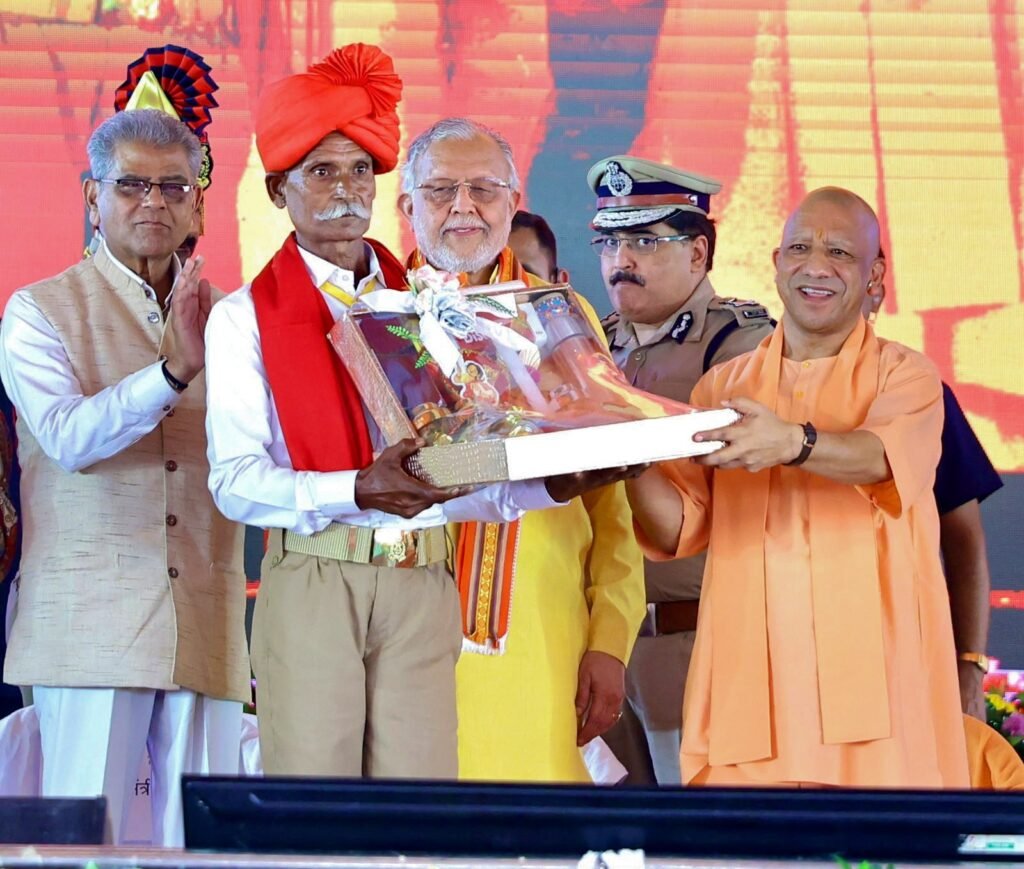 मुख्यमंत्री योगी आजबरेली में पुलिस सहयोग एवं अपराध नियंत्रण में सराहनीय योगदान देने वाले प्रदेश के 68,000 ग्राम प्रहरियों के सम्मान हेतु आयोजित कार्यक्रम में हुए सम्मिलित - MAHRAJGANJ, उत्तर प्रदेश