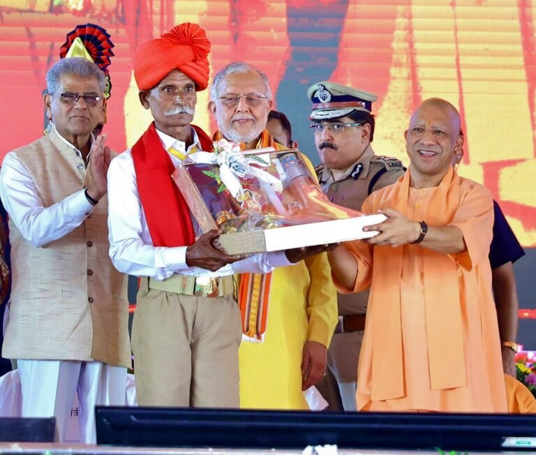 मुख्यमंत्री योगी आजबरेली में पुलिस सहयोग एवं अपराध नियंत्रण में सराहनीय योगदान देने वाले प्रदेश के 68,000 ग्राम प्रहरियों के सम्मान हेतु आयोजित कार्यक्रम में हुए सम्मिलित