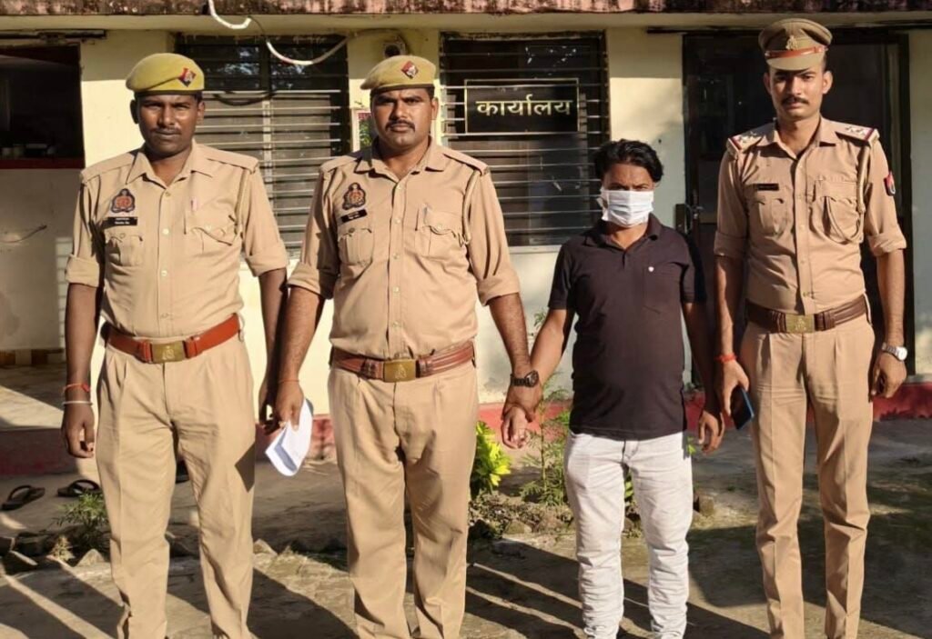 विदेश भेजने के नाम पर फर्जी टिकट और वीजा तैयार कर ठगी करने के मामले में महराजगंज की चौक पुलिस ने एक वांछित अभियुक्त को किया गिरफ्तार 1 विदेश भेजने के नाम पर फर्जी टिकट और वीजा तैयार कर ठगी करने के मामले में महराजगंज की चौक पुलिस ने एक वांछित अभियुक्त को किया गिरफ्तार - MAHRAJGANJ, उत्तर प्रदेश