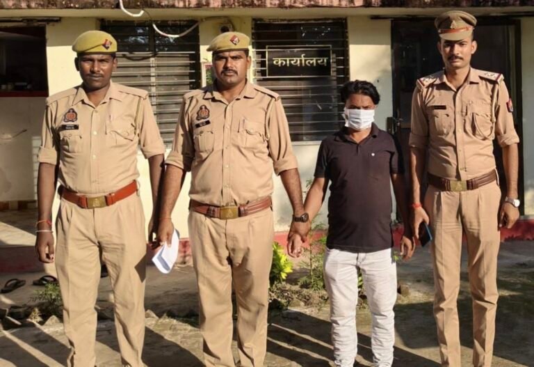 विदेश भेजने के नाम पर फर्जी टिकट और वीजा तैयार कर ठगी करने के मामले में महराजगंज की चौक पुलिस ने एक वांछित अभियुक्त को किया गिरफ्तार