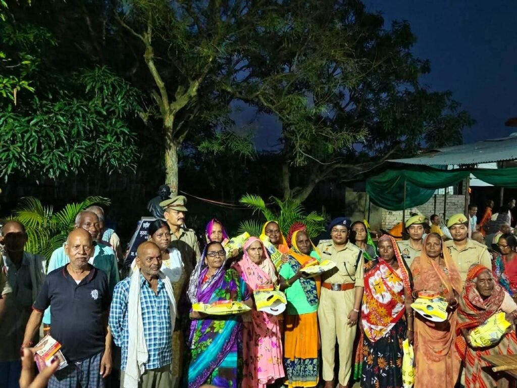 शारदीय नवरात्रि और दीपावली के अवसर पर महराजगंज पुलिस ने मिशन शक्ति फेज-6.0 के तहत मानवीय संवेदनशीलता की मिसाल पेश की 1 शारदीय नवरात्रि और दीपावली के अवसर पर महराजगंज पुलिस ने मिशन शक्ति फेज-6.0 के तहत मानवीय संवेदनशीलता की मिसाल पेश की - MAHRAJGANJ, उत्तर प्रदेश