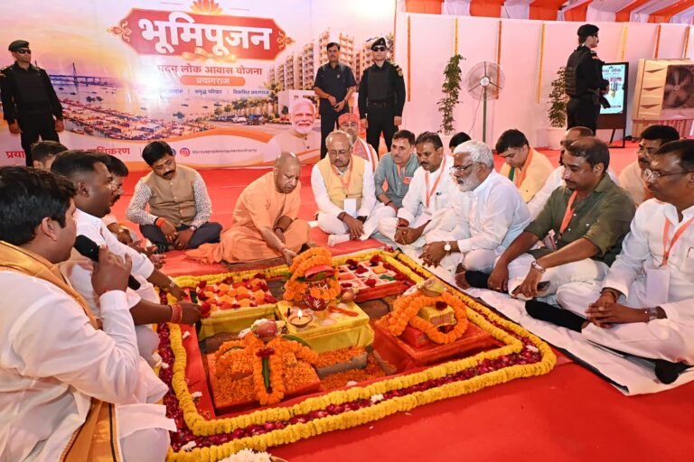 मुख्यमंत्री योगी आदित्यनाथ पद्म लोक आवास योजना के अंतर्गत ₹191 करोड़ से अधिक की लागत से निर्मित होने वाले 602 आवासों के भूमि पूजन कार्यक्रम में हुए सम्मिलित