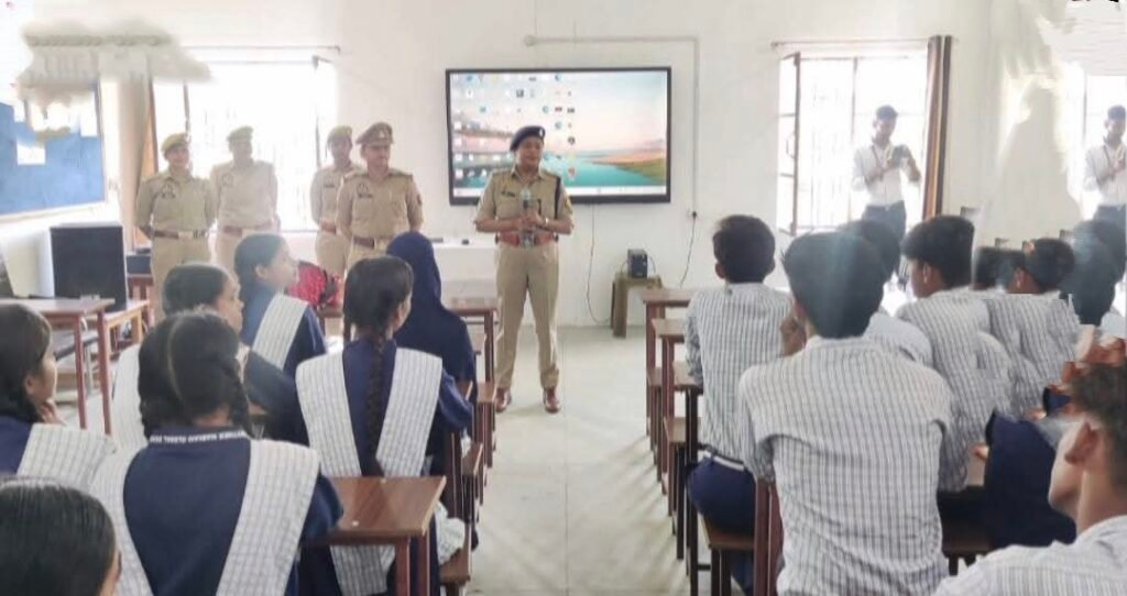 कोल्हुई के स्कूल में सीओ दीपशिखा वर्मा ने छात्र-छात्राओं को किया जागरूक 1 कोल्हुई के स्कूल में सीओ दीपशिखा वर्मा ने छात्र-छात्राओं को किया जागरूक - MAHRAJGANJ, उत्तर प्रदेश