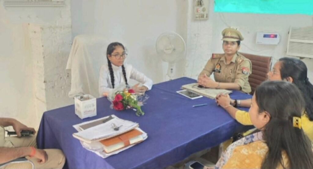 मिशन शक्ति फेज-6.0 के तहत महिला सशक्तीकरण और बालिकाओं में आत्मविश्वास बढ़ाने के उद्देश्य से कक्षा आठ की छात्रा वैष्णवी को एक दिन के लिए थाना कोतवाली महराजगंज का प्रभारी बनाया - MAHRAJGANJ, उत्तर प्रदेश