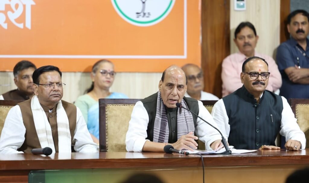 रेजीम चेंज,की भाषा से विपक्ष का एजेंडा साफ,विपक्ष की लड़ाई ज्ञानेश कुमार या SIR के लिए नहीं है- राजनाथ - MAHRAJGANJ, उत्तर प्रदेश