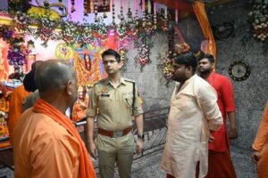 माता आद्रवन लेहड़ा देवी मंदिर पहुंचे एसपी शक्ति मोहन अवस्थी, सुरक्षा व्यवस्था का लिया जायजा।