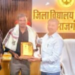 उत्तर प्रदेश पुलिस में चयनित इमामुद्दीन अंसारी को जिला विद्यालय निरीक्षक (डीआईओएस) राम नगीना भारती ने अपने कार्यालय में अंगवस्त्र और स्मृति चिह्न भेंट कर सम्मानित