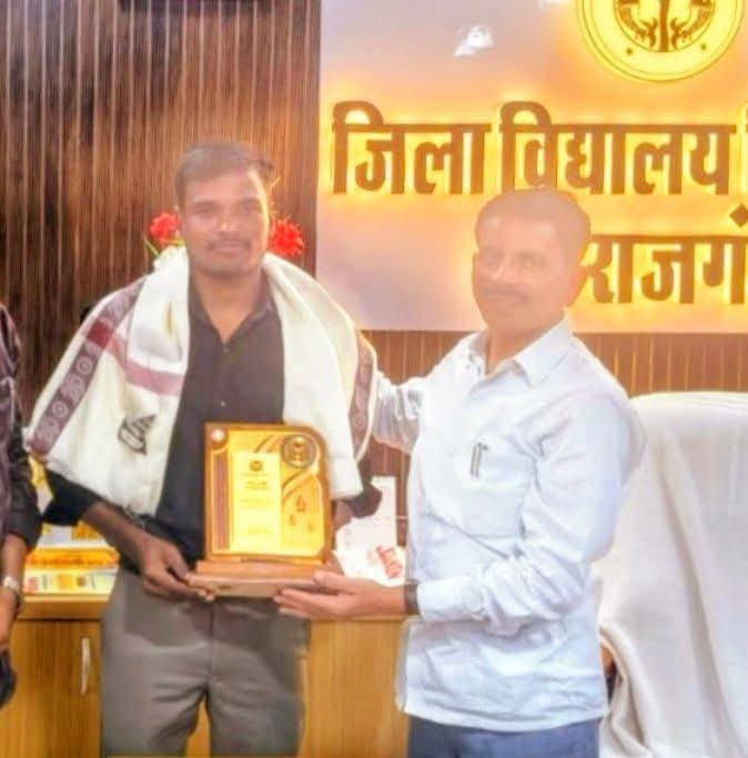 उत्तर प्रदेश पुलिस में चयनित इमामुद्दीन अंसारी को जिला विद्यालय निरीक्षक (डीआईओएस) राम नगीना भारती ने अपने कार्यालय में अंगवस्त्र और स्मृति चिह्न भेंट कर सम्मानित