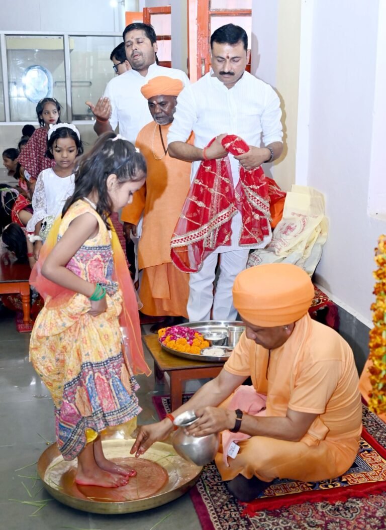 मुख्यमंत्री योगी आदित्यनाथ जी ने आज शारदीय नवरात्रि की महानवमी तिथि के पावन अवसर पर गोरखनाथ मंदिर में शक्ति स्वरूपा कन्याओं का पूजन किया