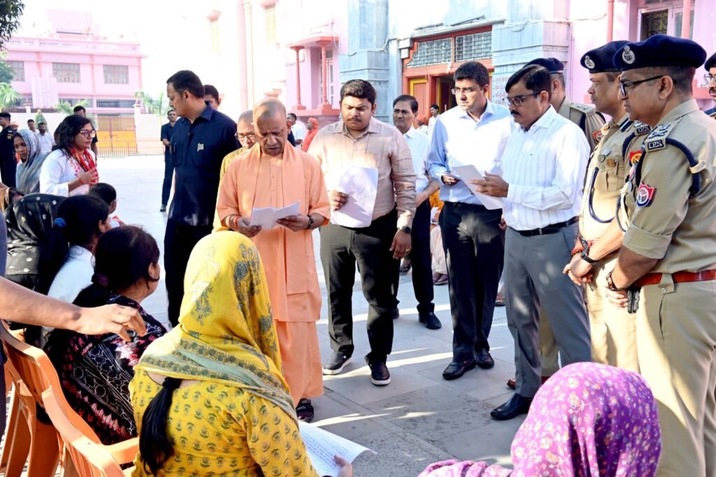 मुख्यमंत्री योगी आदित्यनाथ जी ने आज गोरखनाथ मंदिर परिसर में आयोजित किया ‘जनता दर्शन’ सुनीं फरियाद 1 मुख्यमंत्री योगी आदित्यनाथ जी ने आज गोरखनाथ मंदिर परिसर में आयोजित किया ‘जनता दर्शन’ सुनीं फरियाद - MAHRAJGANJ, उत्तर प्रदेश